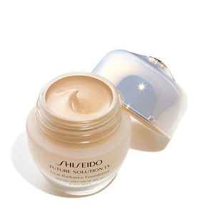 FUTURE SOLUTION LXTotal Radiance Foundation
