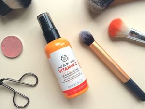 Xịt Khoáng The Body Shop Vitamin C Energising Face Mist (100ml)