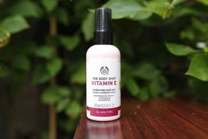 Xịt Khoáng The Body Shop Vitamin E Hydrating Face Mist (100ml)